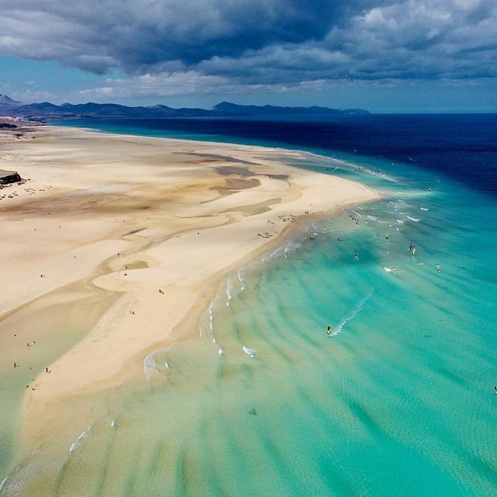 Seguimos refrescándonos (al menos la vista) con algunas de las playas más increíbles de España. Hoy viajamos a la Isla de Fuerteventura, para que conozcáis la playa virgen de Sotavento.

📷stefan_meitinger__photography