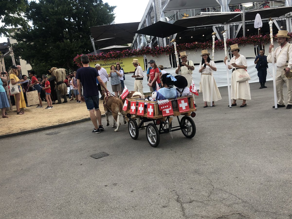 Les chiens Saint-Bernard ont aussi fait leur petit tour à la Fête des Vignerons! Ce sont les seuls animaux valaisans à avoir pu faire le trajet jusqu’à Vevey. #fevi2019