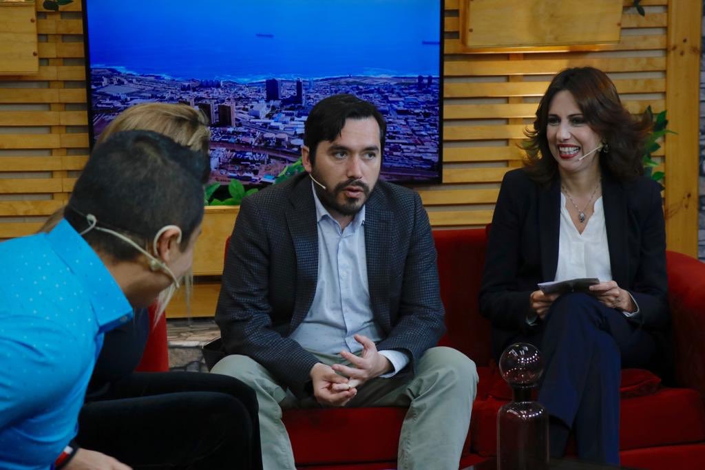 CHPropietario's tweet photo. TV 📺 subsecretaria @alebravoh junto al seremi @omarfariascast en vivo a esta hora en el matinal de @AntofagastaTV ‼️@MinisterioBBNN @FelipeWard @GobiernodeChile @sebastianpinera  @ceciperez1 https://t.co/aybo3ioHha