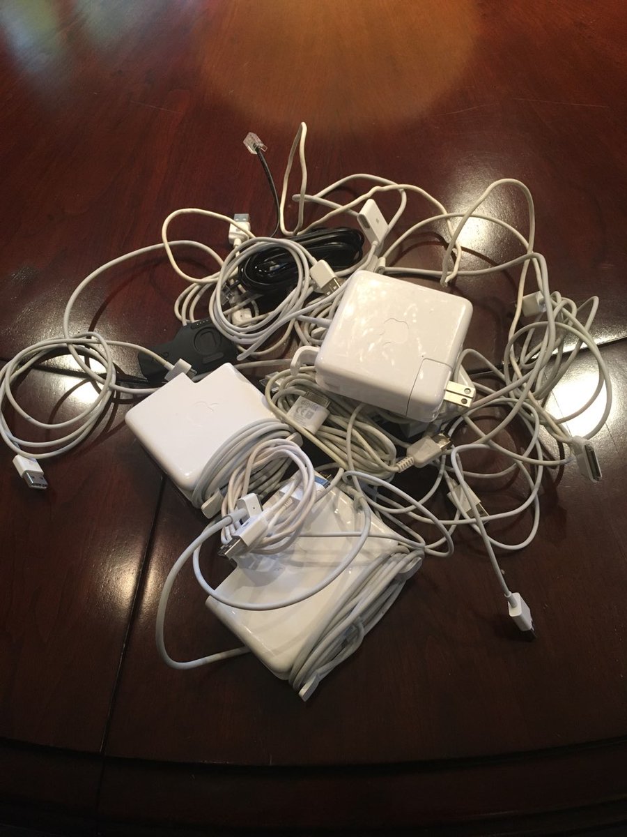 ToniaTomlin's tweet image. Sorted Out&apos;s Before and After # 10
The Tangled Cords:  Cords come with every electronic device!  Over time, you can start to collect quite a few.  Sorting them into bags vertically and labeled, can help keep cords untangled and easy to see.
#sortedout #transformedspaces