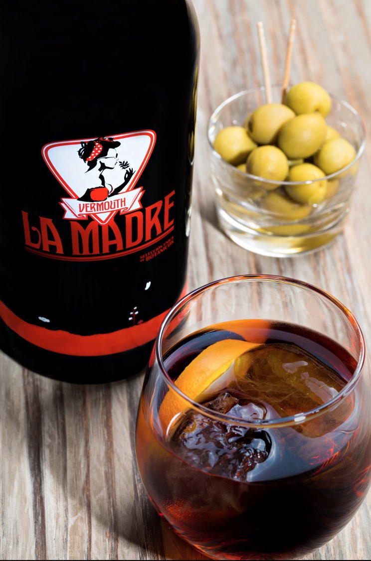 Negroni, el cocktail para este fin de semana de invierno. En una coctelera agregar 30 ml de Gin Fifty Pounds, 30 ml de Vermouth La Madre y 30 ml de Campari, y mezclar bien. En un vaso con abundante hielo, verter el combinado, decorar con cáscara de naranja 🍊 ¡y a disfrutar!