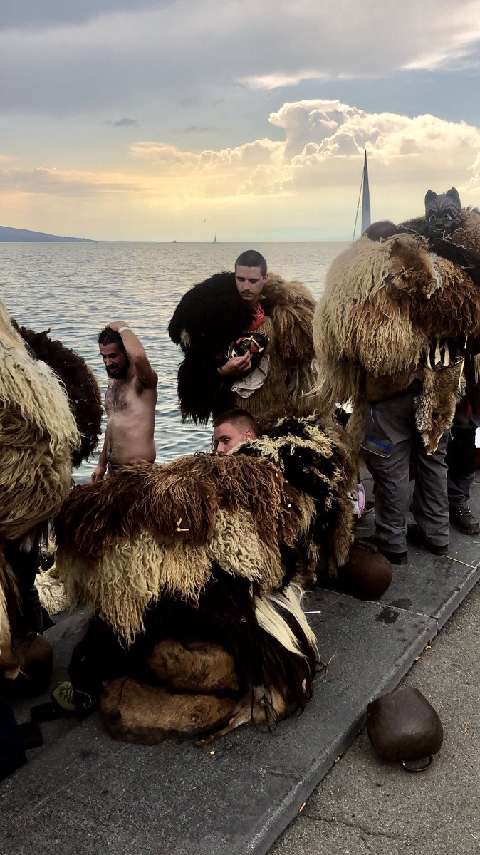 Fraîcheur bien méritée pour les Peluches, les Maries et les Empaillés du carnaval d’Evolène! #fevi2019