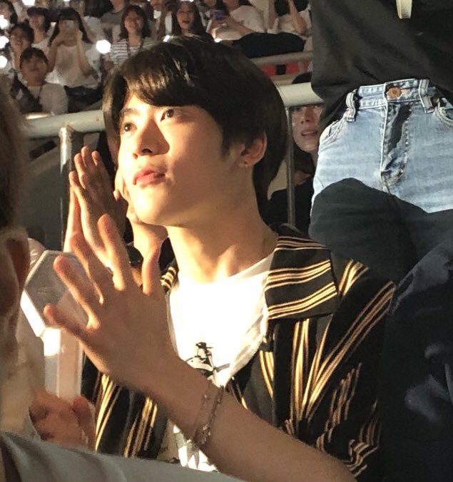 풀잎 tweet media
