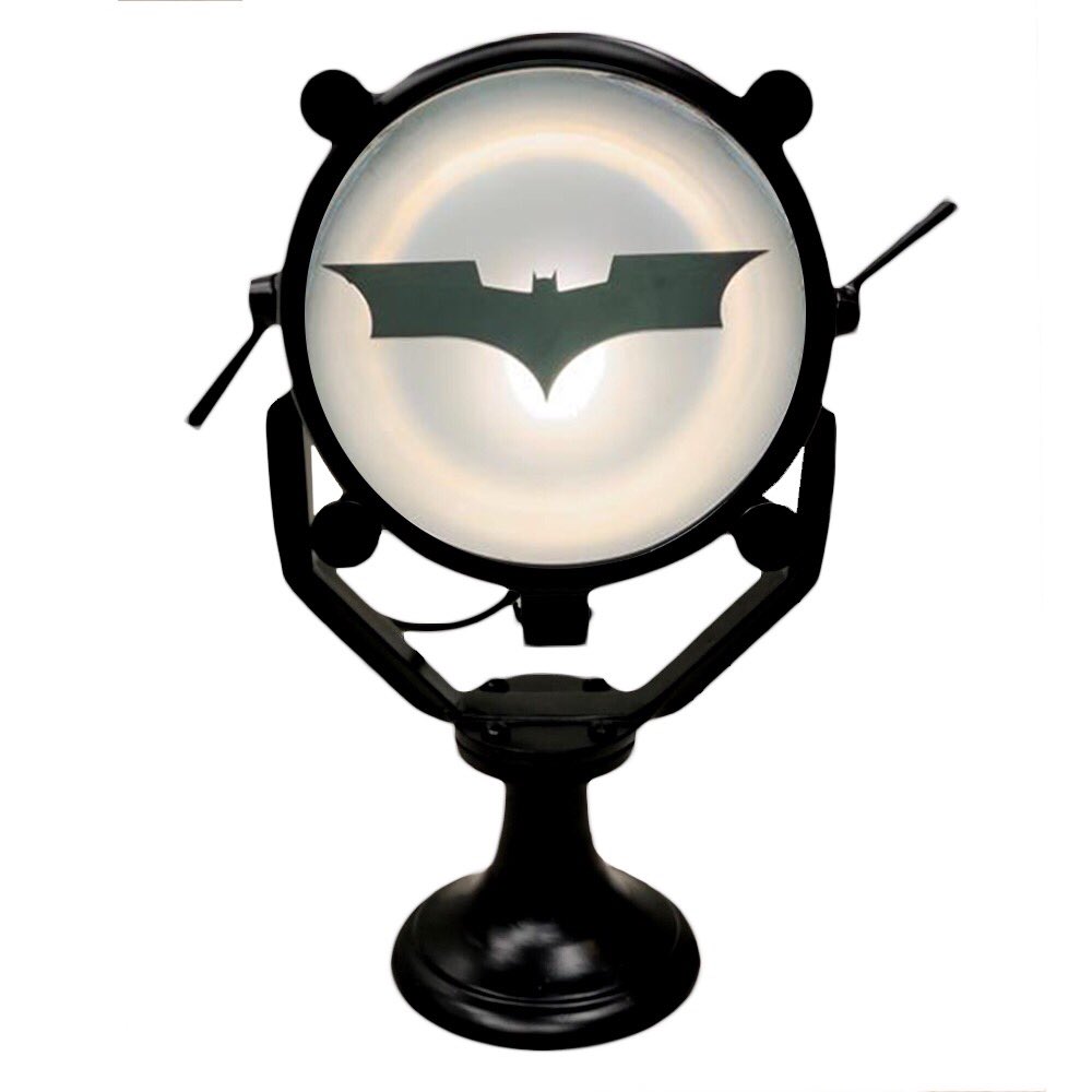 tcbsin's tweet photo. 🚨NEW PRODUCT LAUNCH🚨
THE BAT LIGHT TABLE LAMP WITH ROTATING HEAD - LIMITED EDITION; comes in 2 variants:
• Frosted Glass (1st image)
• Clear Glass (2nd image)
Special offer price ₹11,999/-
Buy it now at https://t.co/qOB9xHc1lR
#Batman #DC #BatLight #BatSignal #dccomics #buy https://t.co/YPYiS1gutc
