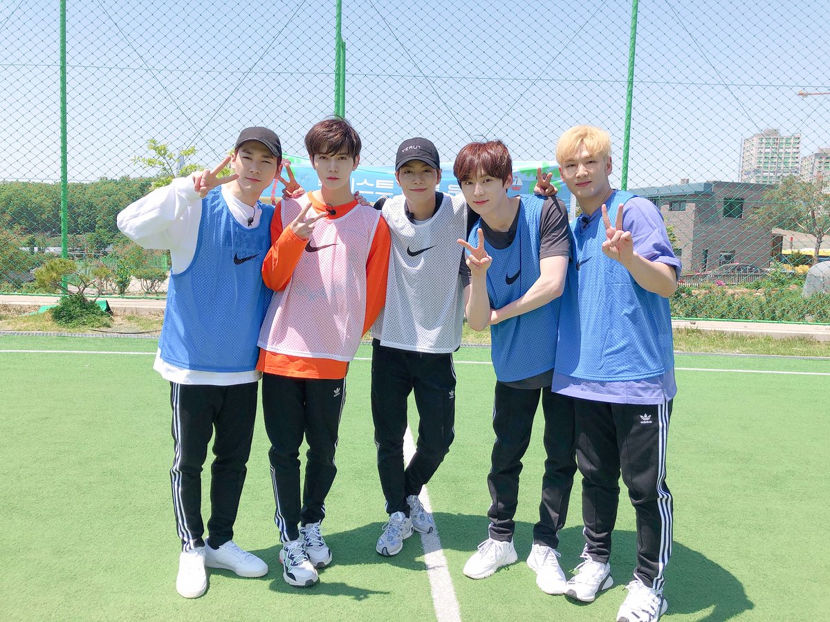 NUESTNEWS's tweet photo. [NU'PAPA] 페어플레이 그 자체였던 우당탕탕 늉이들의 여름 운동회🤥 팀전은 물론 개인전까지 뜨거웠던 그날의 열기가 제육이들에게도 모두 전달되었길 바라며 여름 운동회는 여기서 마무리합니다👋
#운명처럼_2대째_왕이_되어버린_늉이나라_쩨알왕🤴
#모든_멤버가_만족할_수_있는_왕_쿠폰이길... https://t.co/z7yXP1uhj6