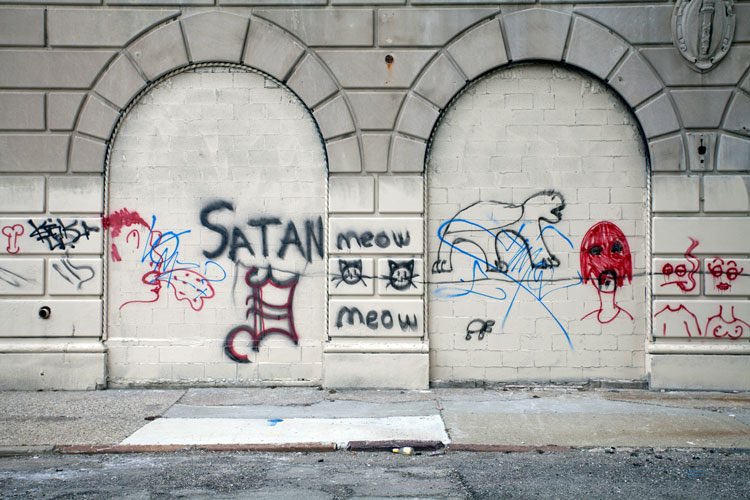 Глупый улица. Граффити. Уличные надписи на стенах. Граффити на стене. Граффити некрасивые.