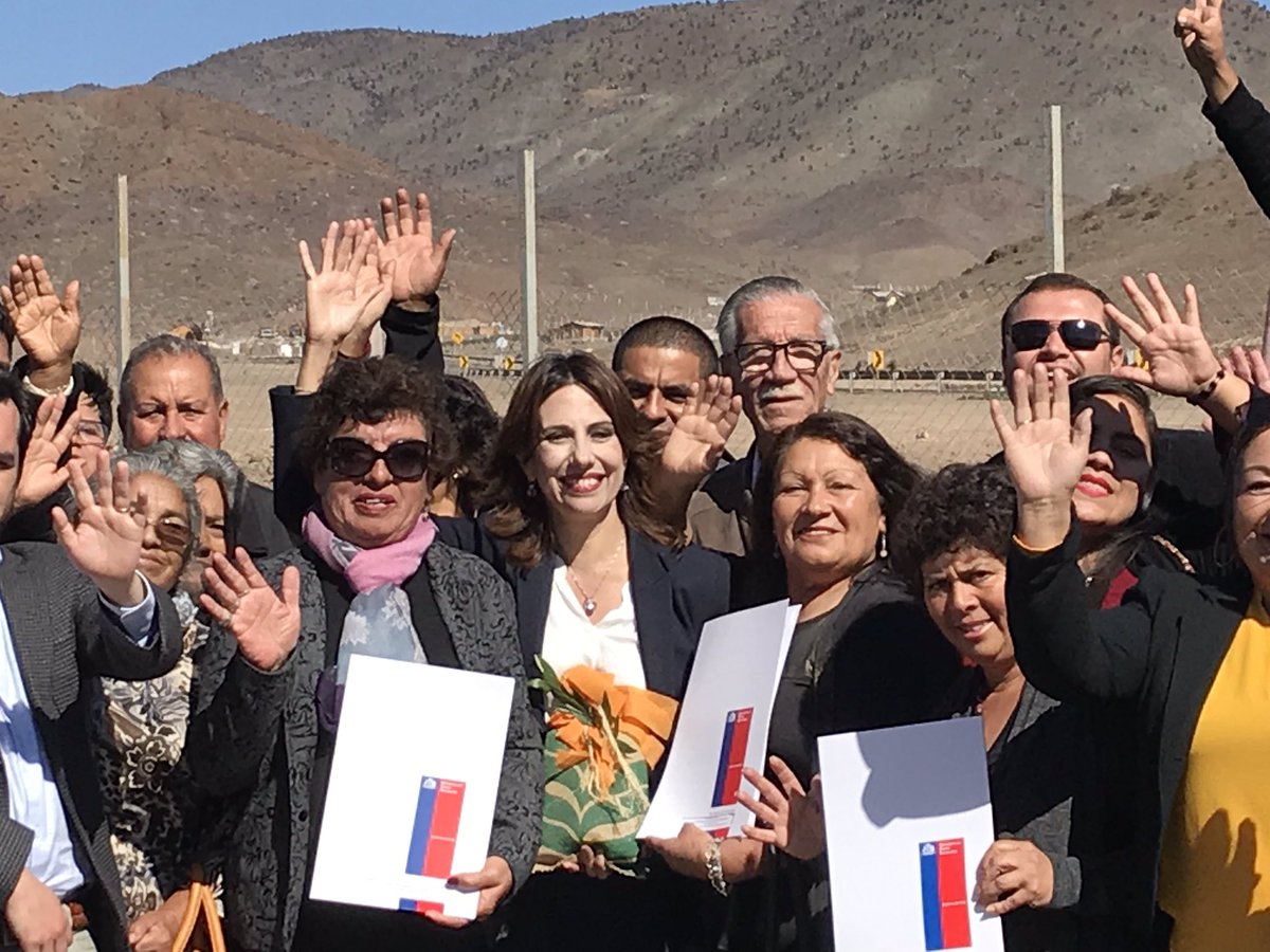 200 agricultores emprendedores de #Taltal recibieron terrenos fiscales para continuar su desarrollo productivo en ceremonia encabezada por la subsecretaria <a href="/alebravoh/">AlejandraBravoApruebo</a> 💪🏼☀️<a href="/MinisterioBBNN/">Bienes Nacionales</a> <a href="/FelipeWard/">Felipe Ward</a> <a href="/GobiernodeChile/">Gobierno de Chile</a> <a href="/sebastianpinera/">Sebastian Piñera</a> <a href="/ceciperez1/">Cecilia Pérez Jara</a> <a href="/CHPropietario/">#ChilePropietario</a> <a href="/omarfariascast/">Omar Farías</a>