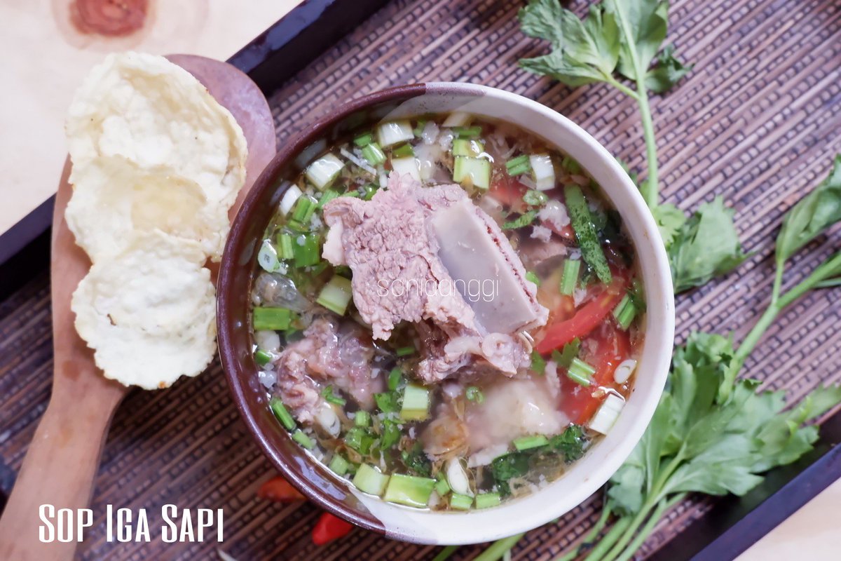 soniaanggi's tweet photo. hai, teman twitter!
aku butuh retweet kalian.

mamaku buka usaha rumah makan, namanya 'RM. Pepes Bu Yuyun'.
tempatnya di depan rumah, karena kendala belum ada modal untuk sewa tempat.
tapi tempat makannya nyaman, kok.

rasanya? sini cobain dulu, kalau ngga enak, makan gratis. :p https://t.co/kiVyHnS6wE