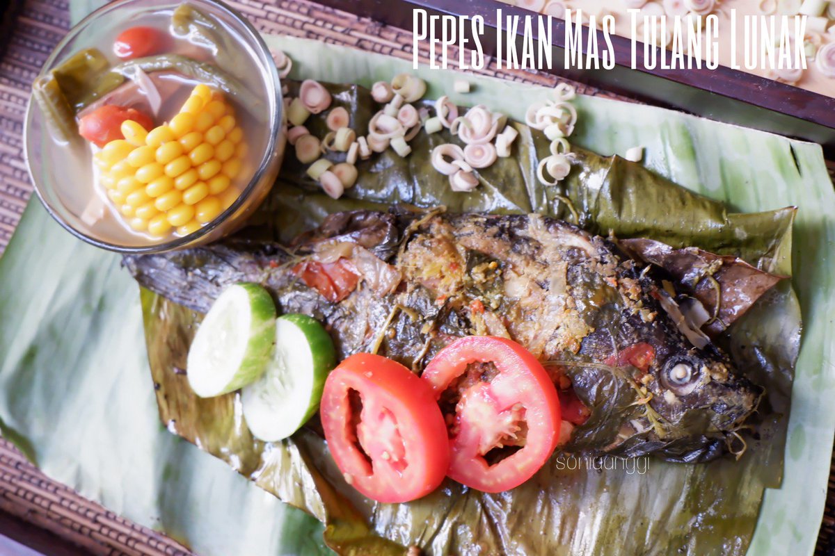 soniaanggi's tweet photo. hai, teman twitter!
aku butuh retweet kalian.

mamaku buka usaha rumah makan, namanya 'RM. Pepes Bu Yuyun'.
tempatnya di depan rumah, karena kendala belum ada modal untuk sewa tempat.
tapi tempat makannya nyaman, kok.

rasanya? sini cobain dulu, kalau ngga enak, makan gratis. :p https://t.co/kiVyHnS6wE