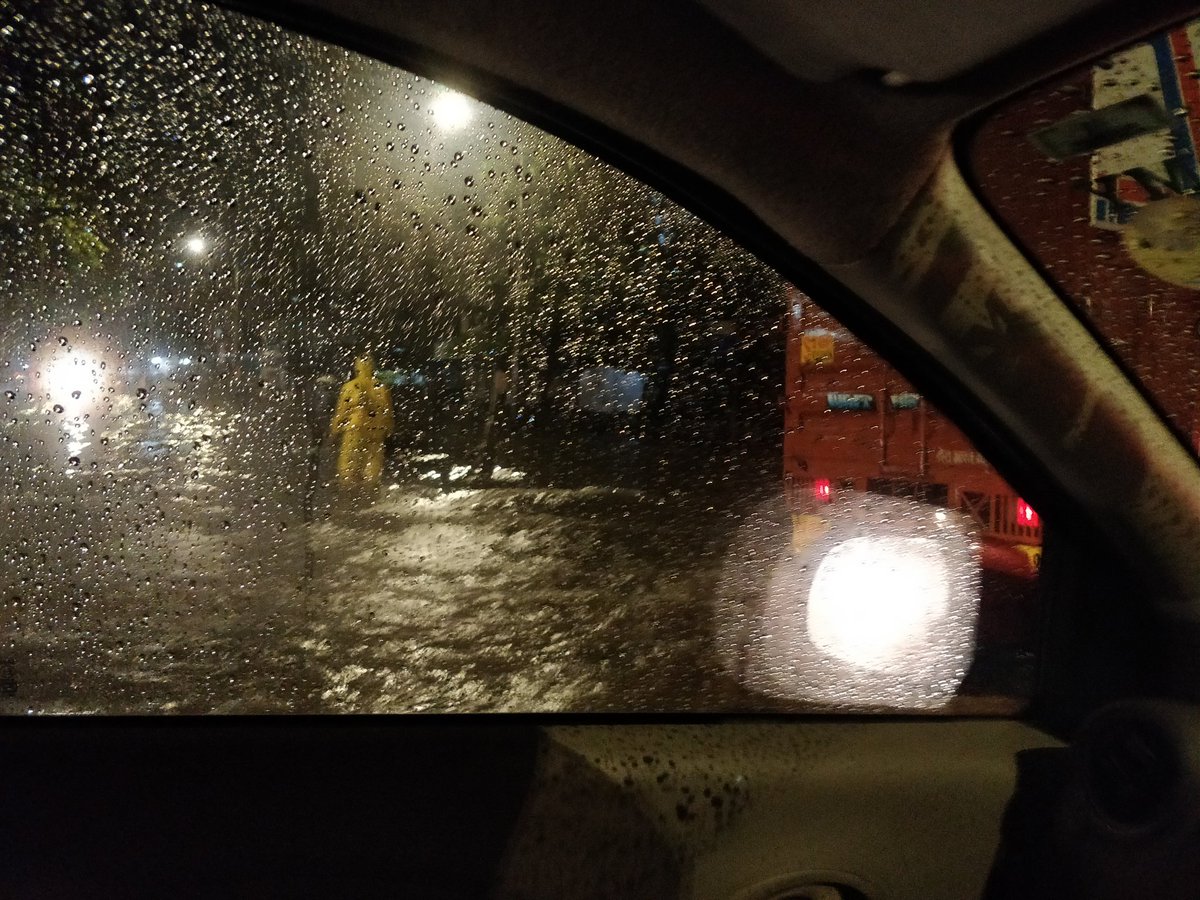 vips1985's tweet image. While everyone is trying to reach home safely! They are still on roads &amp;amp; standing tight in upto knee level water helping others. #RespectThePolice #Respect #MumbaiTrafficPolice