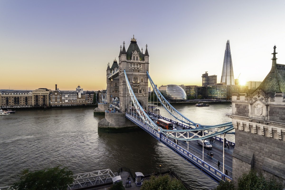 MarriottSW5's tweet photo. Two iconic cities, one epic trip! See the sunrise at Notre-Dame and the sunset at Tower Bridge. Make the most of #London &amp; #Paris with @Eurostar! 🚄 ➡️ https://t.co/cUywPoDLGt https://t.co/Cf8Ml2n5c9