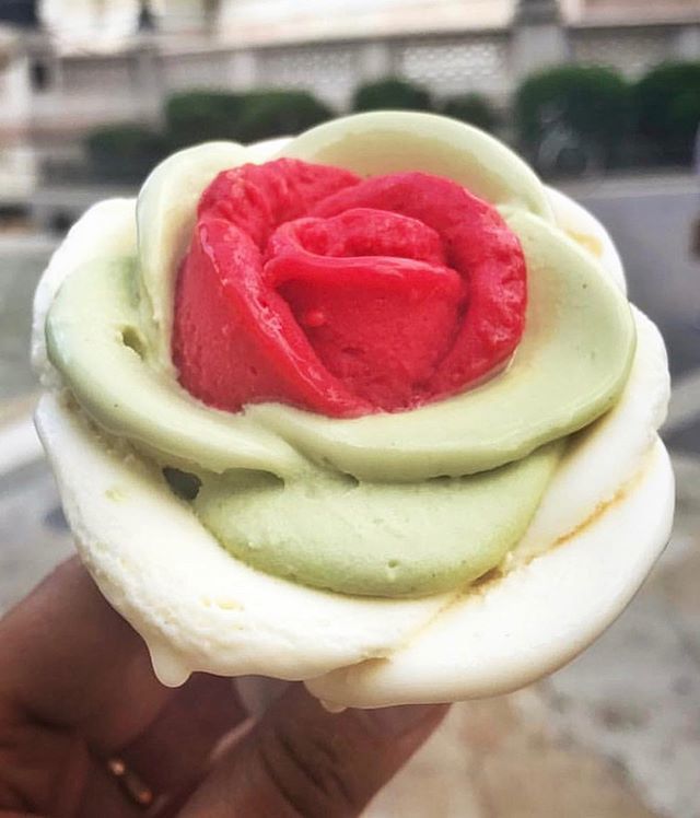 Why choose one when you can have both? 😜 Avoid tough decisions and go with impulse, not logic 🌹🍦#Roses #Gelato @gelartorosa_budapest #Budapest ift.tt/2YmWeCX