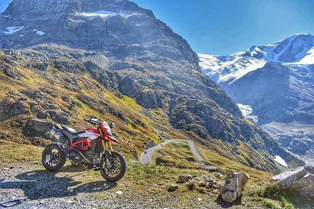 nimeh's tweet photo. Ready for a weekend adventure? 🤩🤟🏼 Don't forget to take the Hyper with you! 😌
.
.
📸 @sapinard
.
#Ducati #DucatiAustria #Ducatisti #ForzaDucati #motorcyclesofinstagram #sportbike #sportbikelife #bikeporn #motorstyle #instamoto #Hypermotard #DucatiHype… https://t.co/k4MCOAv6uC https://t.co/Xy61WiuL1l
