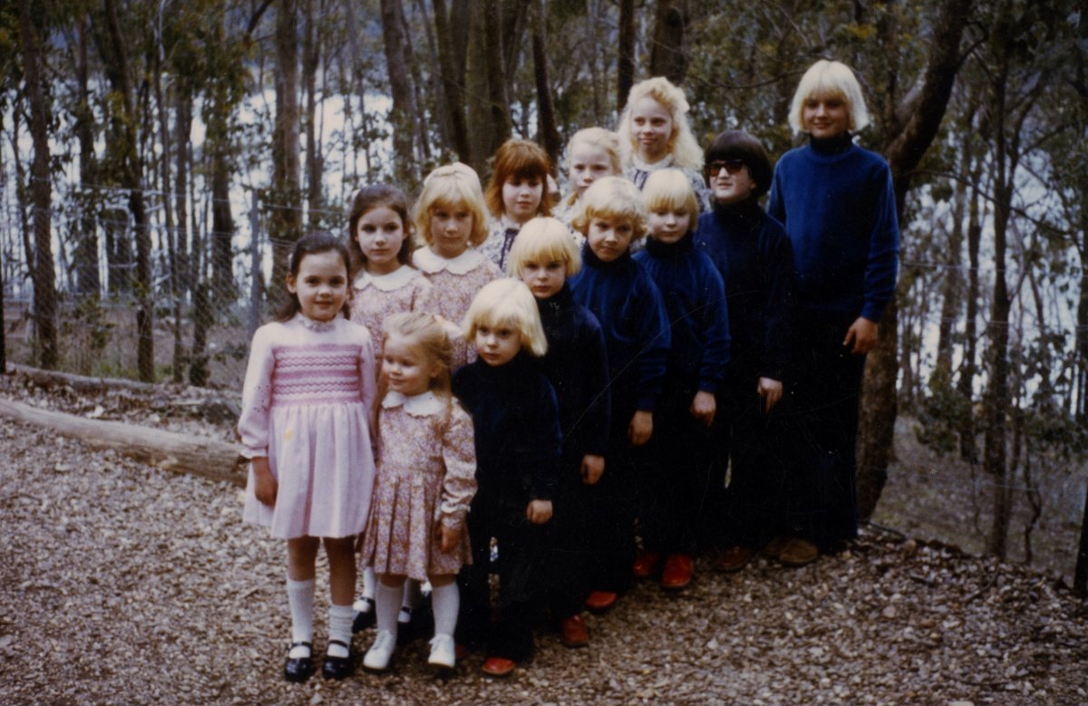 NETFLIX estrena en Agosto THE FAMILY, un documental terrorífico basado en hechos reales de una mujer que 'adoptó' a 28 niños haciéndoles creer que era su madre. Los drogó con LSD durante años, abusó de ellos psicológicamente y los tiñó para hacerles creer que eran hermanos.