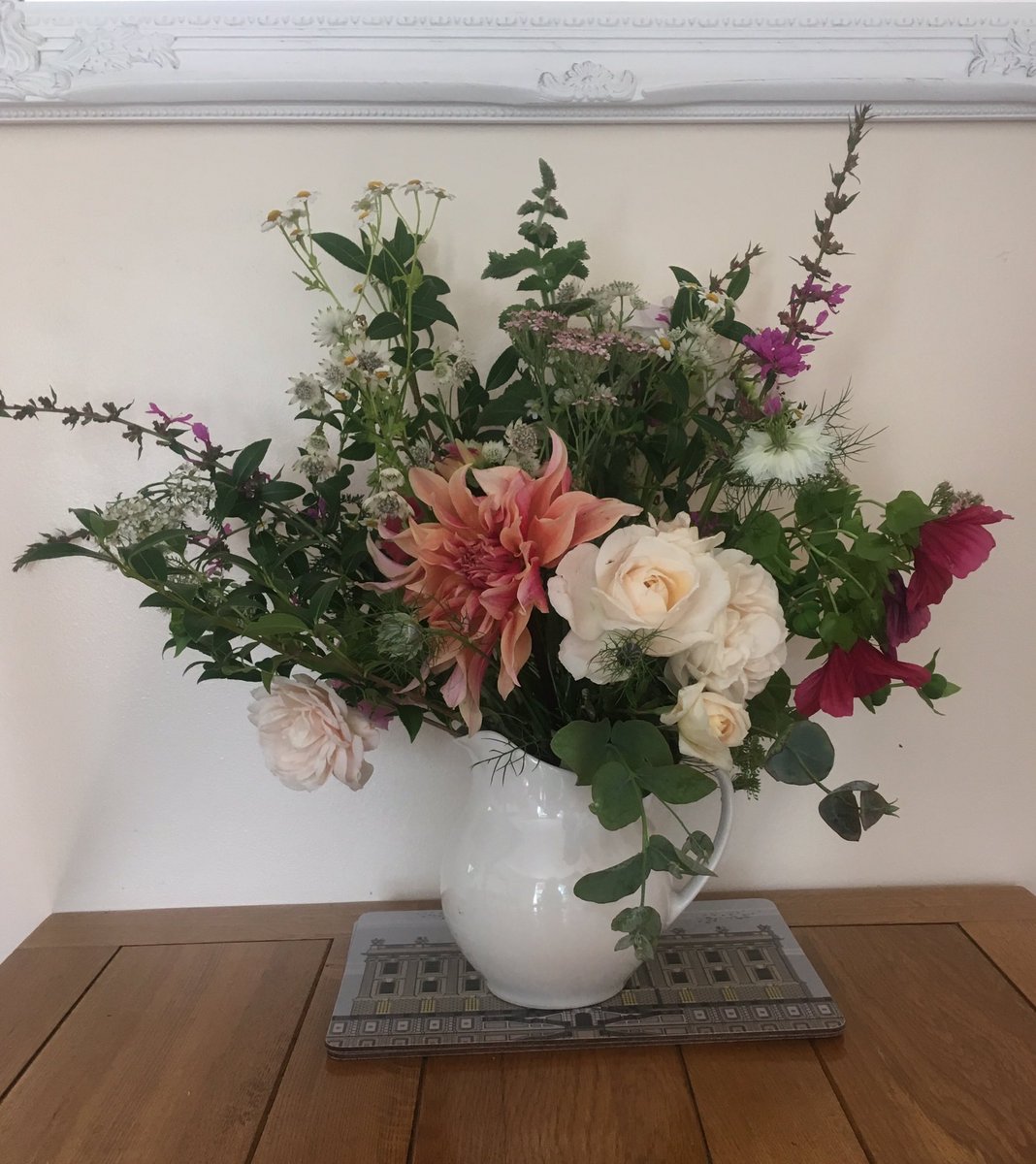 This vessel is reversing ... 🥀🌱🍃
When you’ve @chatsworthofficial cutting garden roses and dahlias front and back, what’s a girl to do?!
#chatsworth 
#chatsworthcuttinggarden 
#gardenstyle 
#gardenlife 
#gardengathered
#grownatchatsworth
#grownnotflown
#roses 
#dahlias
🥀🌱🍃💕