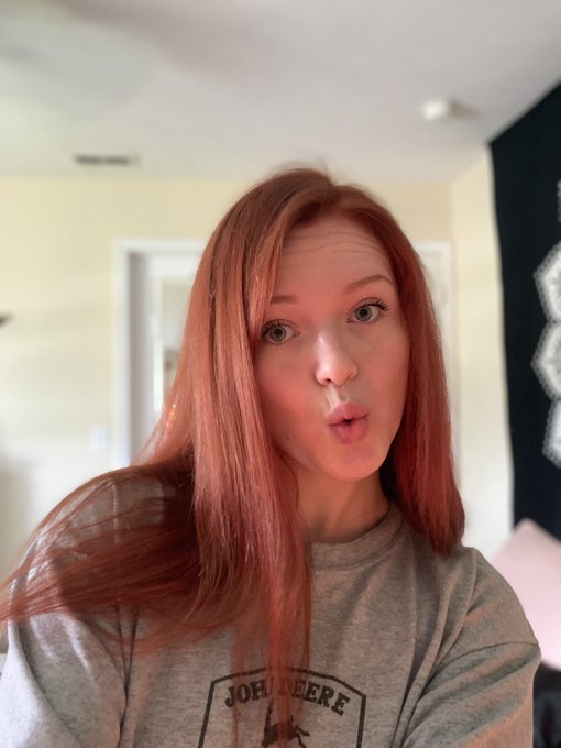 blonde got boring🤷🏼&zwj;♀️ https://t.co/ymmeG3GNkF