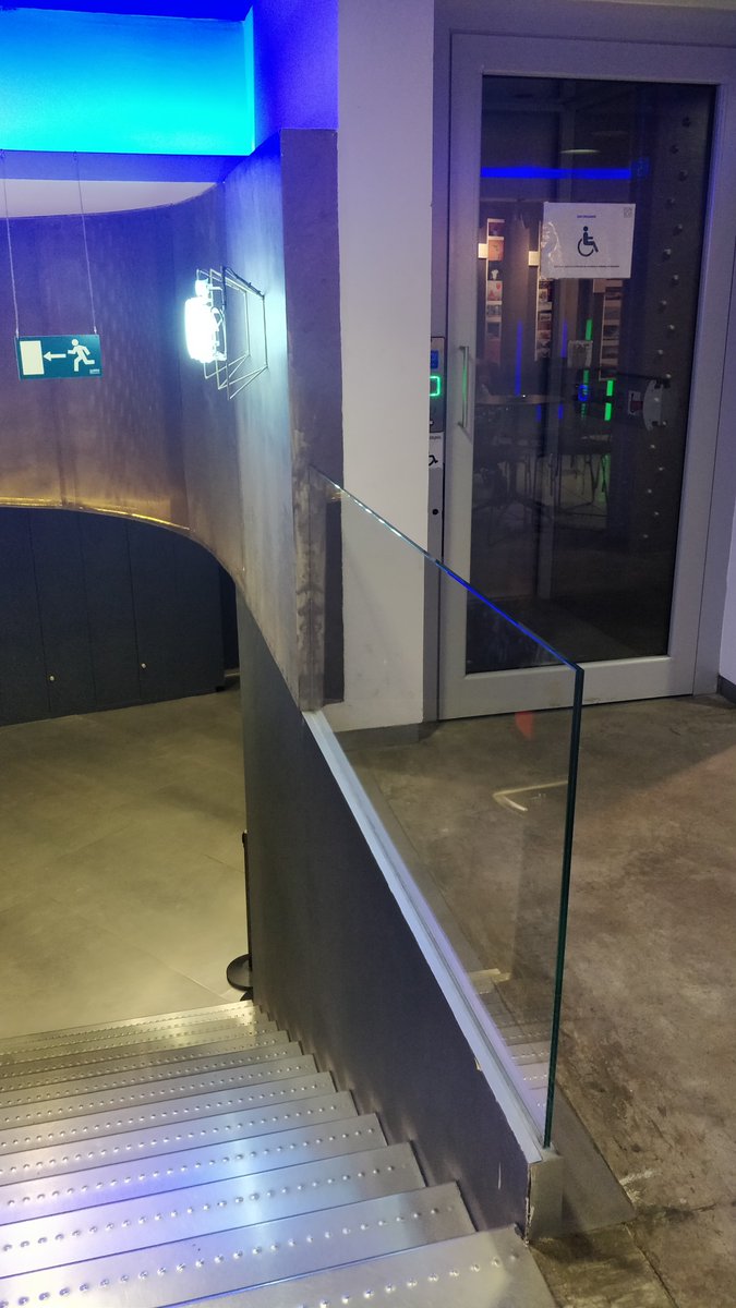 cyborgmarion's tweet photo. En @EspacioFTef  habiendo ascensor nos hacen subir el carrito del bebé a pulso a varias familias. Las escaleras son metálicas, empinadas y estrechas, algo bastante peligroso. Debe ser que las familias no tenemos derecho a acceder a la cafetería 😡😡😡 https://t.co/O68VqSYfrL
