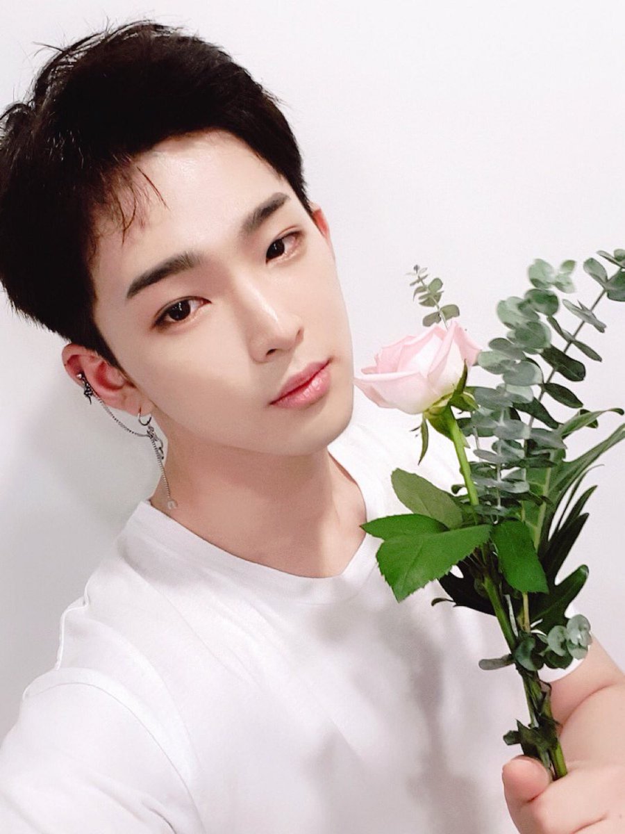 SpainONEUSWE's tweet photo. @official_ONEUS [TRAD ESP]

[#LEEDO]

🖤 7:26 Momento de Lee Do 🖤

#LEEDORABLE_DAY
#여름처럼_뜨거운_건학아_생일축하해 https://t.co/QgR6pNqMM5