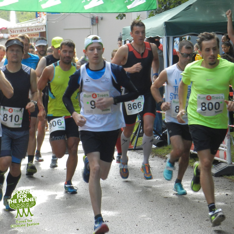 PftP_de's tweet photo. Ein tolles Jubiläum für den #Run4Trees in #Unterhaching: 835 LäuferInnen waren im zehnten Jahr mit dabei! Das Startgeld wird komplett an Plant-for-the-Planet gespendet - so wurden fast 24.000 Bäume durch die Aktion gepflanzt. 🌲🌲🌲 #Danke! https://t.co/1qbiejd1LC https://t.co/c9UnhkbYM1