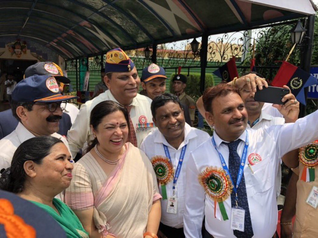 M_Lekhi's tweet photo. With the veer naris & veterans to commemorate #20YearsOfKargil #20YearsOfKargilVijay . Grateful nation remembers its brave and bows before them. याद करो क़ुर्बानी
शिकायत मौत से नहीं , अपनों से हैं मुझे
ज़रा आँख , क्या बंद हुई , वो क़ब्र खोदने लगे 💐💐🇮🇳 https://t.co/UZN5QzAY1Z
