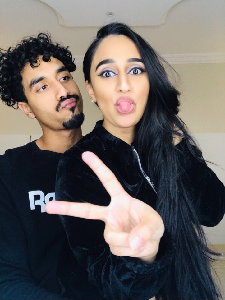 __Azraa__'s tweet photo. It’s ya’ fave married couple 🌚. https://t.co/7dwCoqclw9