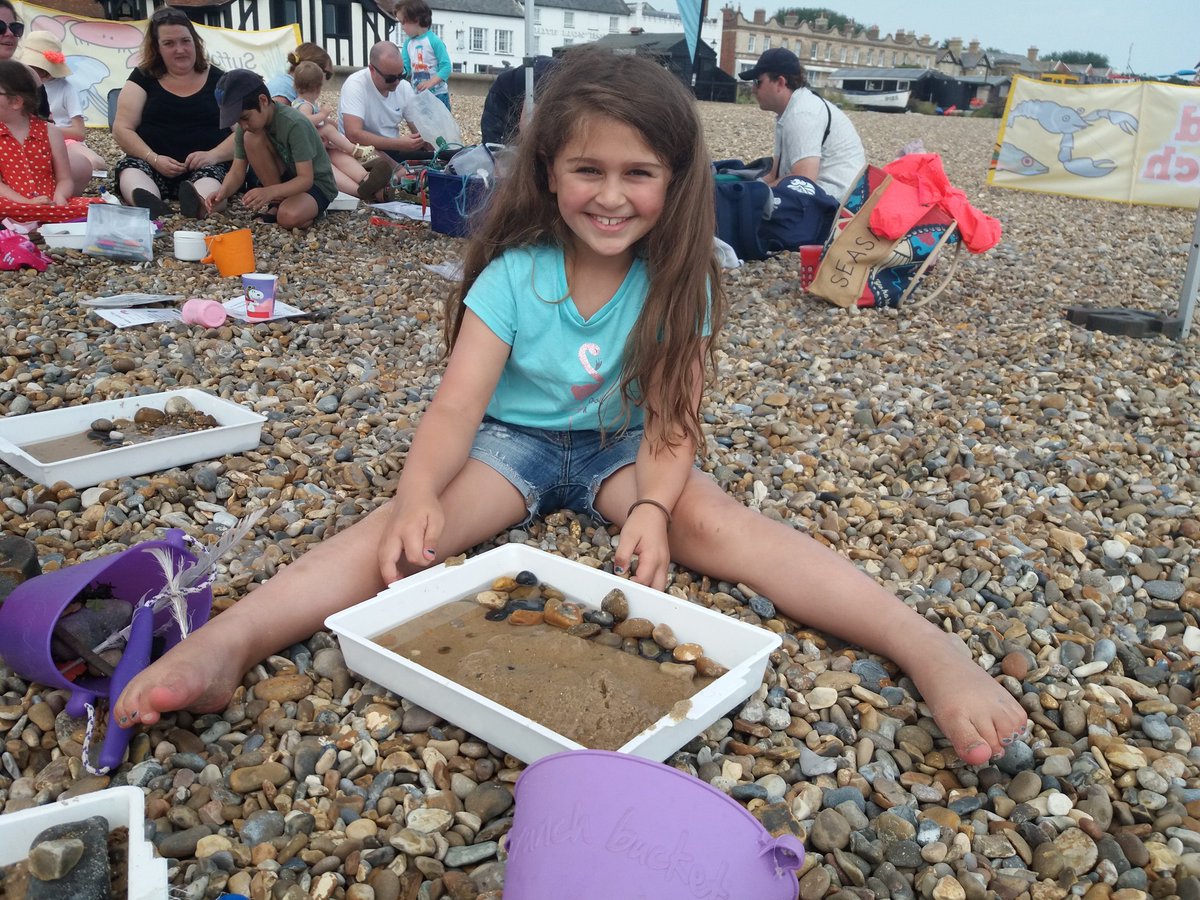 SWTlearningteam's tweet image. As part of #NationalMarineWeek our team were down in Aldeburgh today with families doing #wildbeach activities such as making a beach in a tray! There are loads more events to get involved with all down the coast, find them at suffolkwildlifetrust.org 🐙🦀🐚