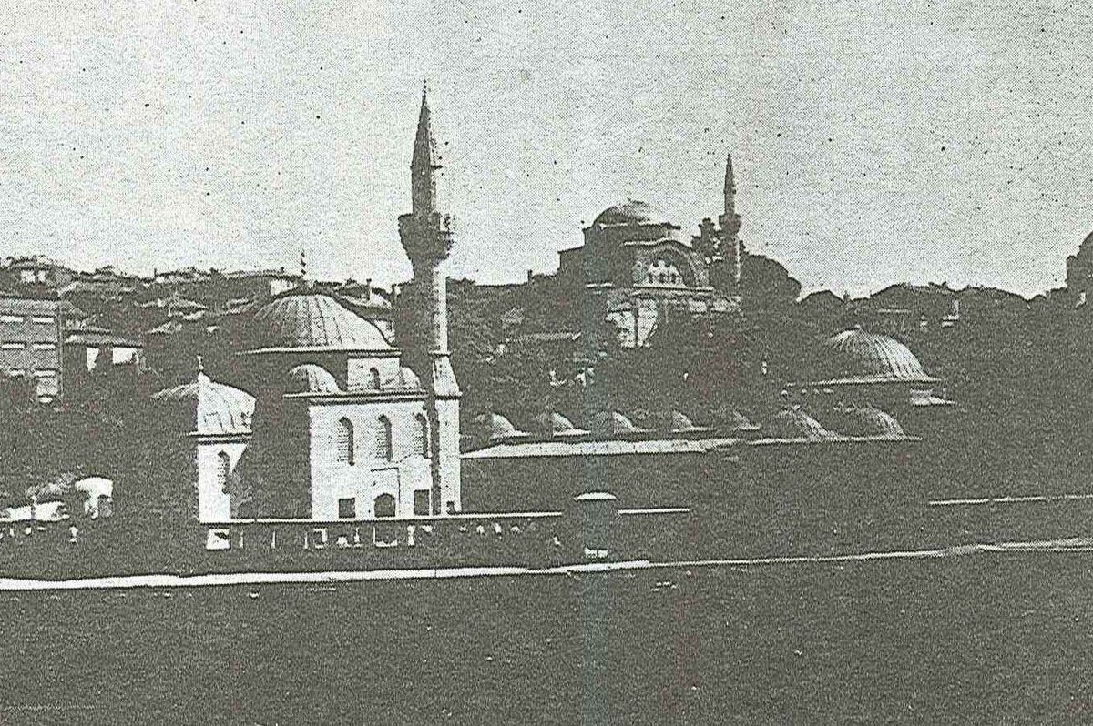 enesaluc's tweet photo. Rum Mehmed Paşa Camii.

İskele nihayet inince altından yepyeni bir şey çıktı.

1950 yılı Ayverdi fotoğraflarında da bugüne nazaran nisbet farkı görülebiliyor.

Bir de neden sökülen taşlar tekrar kullanılmadı da yeni taşlar kullanıldı? Taşlar tekrar kullanılamayacak halde miydi? https://t.co/xOhvfCALSL