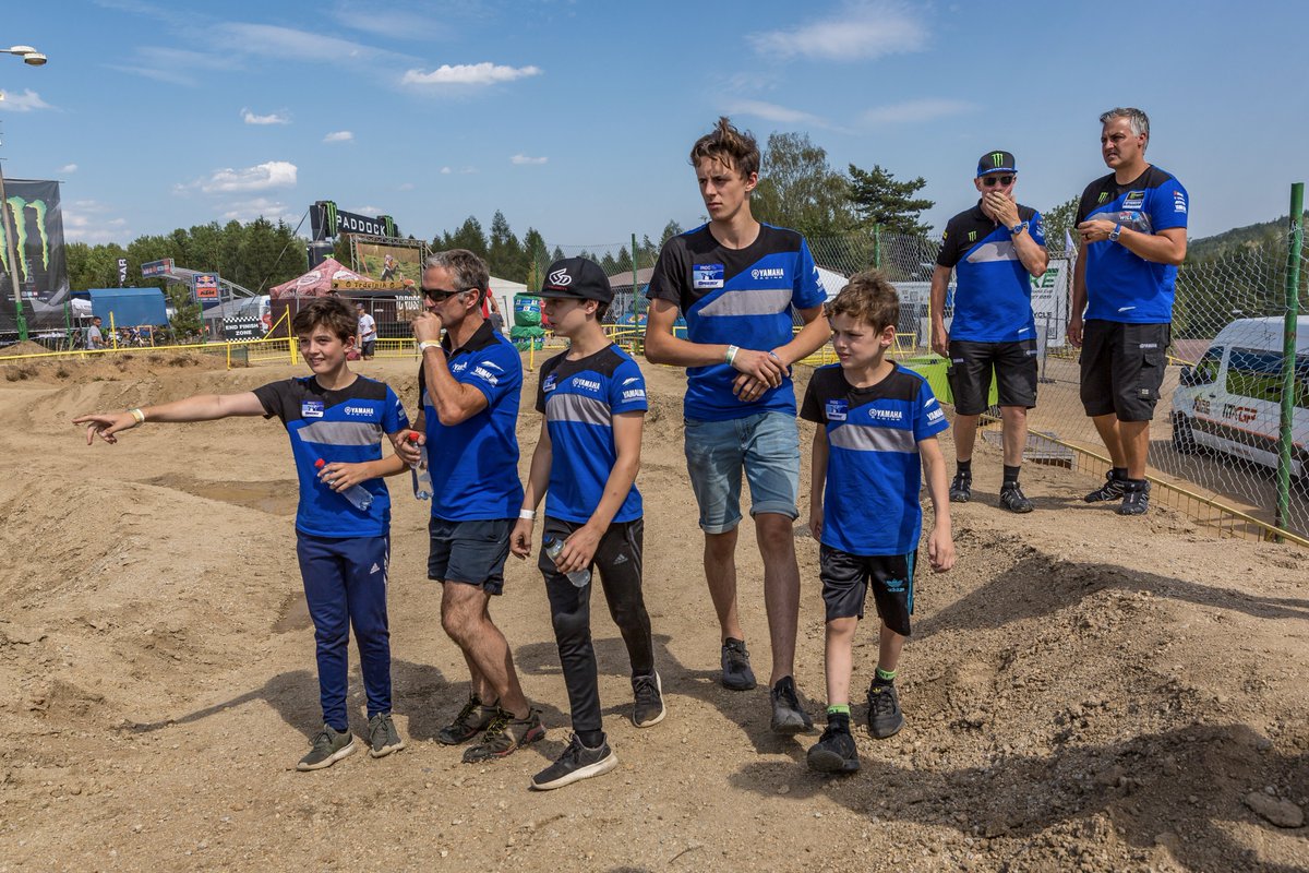 yamaharacingcom's tweet image. 🇨🇿 One day these little stars might stop for a picture with the #NextGeneration of little stars just like @GautierPaulin &amp;amp; @arnaudtonus did here in Loket ahead of the 13th round of @mxgp, and the #EMX65 &amp;amp; #EMX85 Final! 

#YamahaRacing | #RevsYourHeart