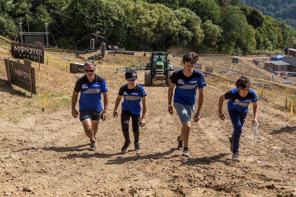 yamaharacingcom's tweet image. 🇨🇿 One day these little stars might stop for a picture with the #NextGeneration of little stars just like @GautierPaulin &amp;amp; @arnaudtonus did here in Loket ahead of the 13th round of @mxgp, and the #EMX65 &amp;amp; #EMX85 Final! 

#YamahaRacing | #RevsYourHeart