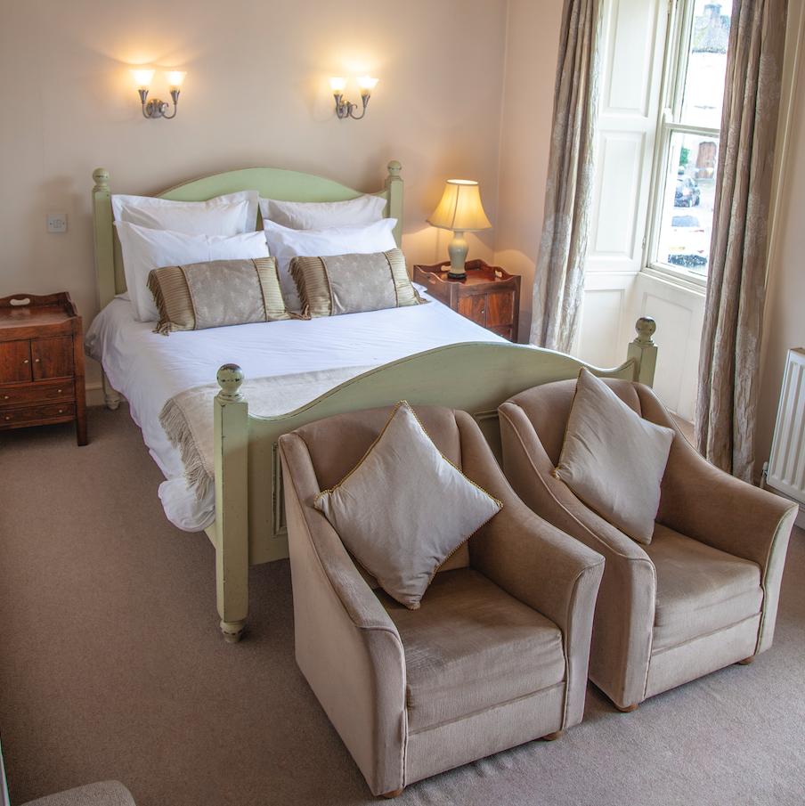 There really isn’t a better way to end the day than falling onto crisp white sheets and plump pillows. 😍

Which of our rooms will you go for? ow.ly/XFpQ50vcVK0 #Yorkshire #Middleham