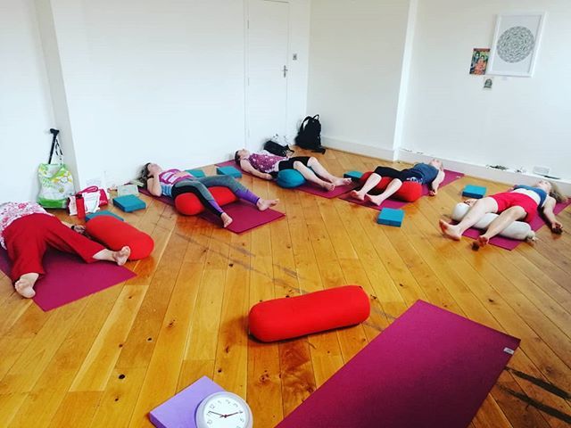 LucyLevens's tweet photo. Slow flows this week in this heat 🔥 bolsters under the knees in shavasana relaxes the lower back and makes for an even more dreamy integration time #yoga #bolsters #shavasana #integration https://t.co/ojNl8V9Gau https://t.co/OEgn4Y6xWK