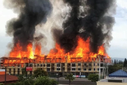 SFFDEDU's tweet image. Buildings are at greatest fire risk during construction.  They have exposed flammable materials and inactive fire safety systems.  If you live near a construction projects, be vigilant and have an evacuation plan that takes you away from the construction site. #FireSafetySet