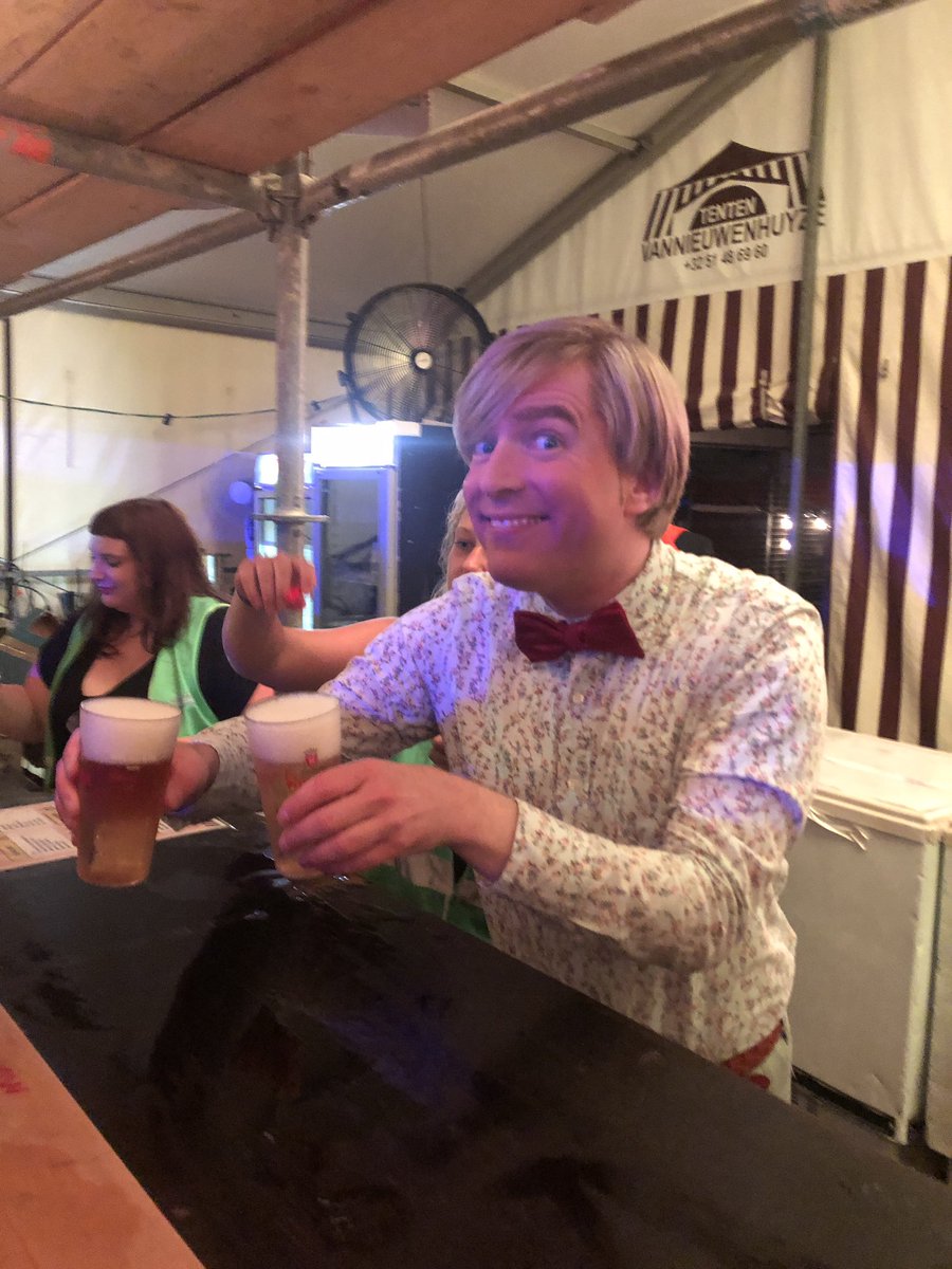 Dames en heren: uw welgemeend applaus voor Showbizz Barman! #batastunt #happyhour #gf19