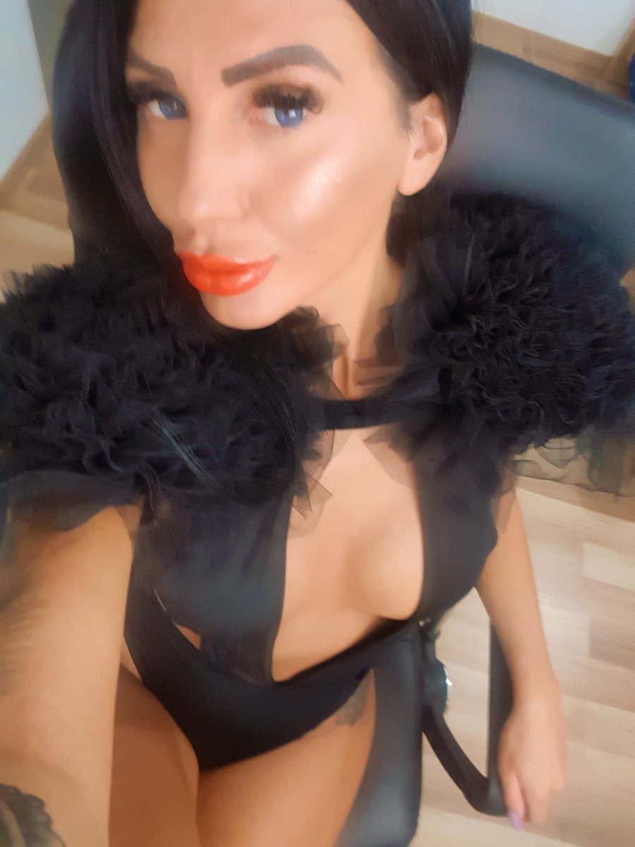 QueenQu41988152's tweet photo. #mistress #fimdom #femdom #heels https://t.co/6xGPtPWOF6