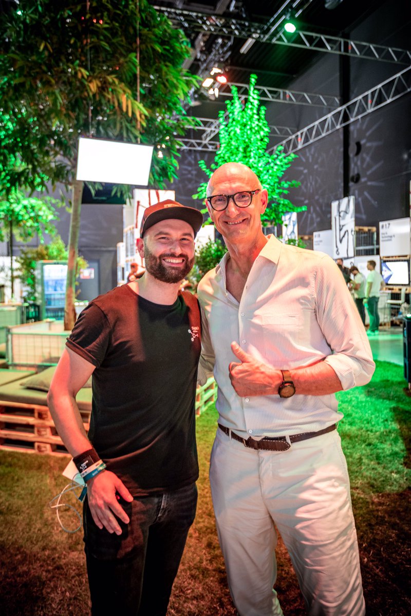 lukizzl's tweet photo. @winfried_ebner @DigitalLife_DAI @deutschetelekom @dillinger4010 @falfigo @jpfendr @katizair @schindera @KriClement @Manu_Ela_Wild @AndersArbeiten 🚀@deutschetelekom X @Daimler 🚀 

Wir lernen voneinander beim vernetzten Arbeiten &amp; mit unseren Menschennetzwerken 🌱 #digitalUs

Danke Tim Höttges für unser Gespräch über #Werkstolz #netWork #AndersArbeiten &amp; #InfluBenzer auf dem #DLD19 🙌🏼 #TelekomWall

📸 @dieMARQUARDTs https://t.co/M18wWR2dPC