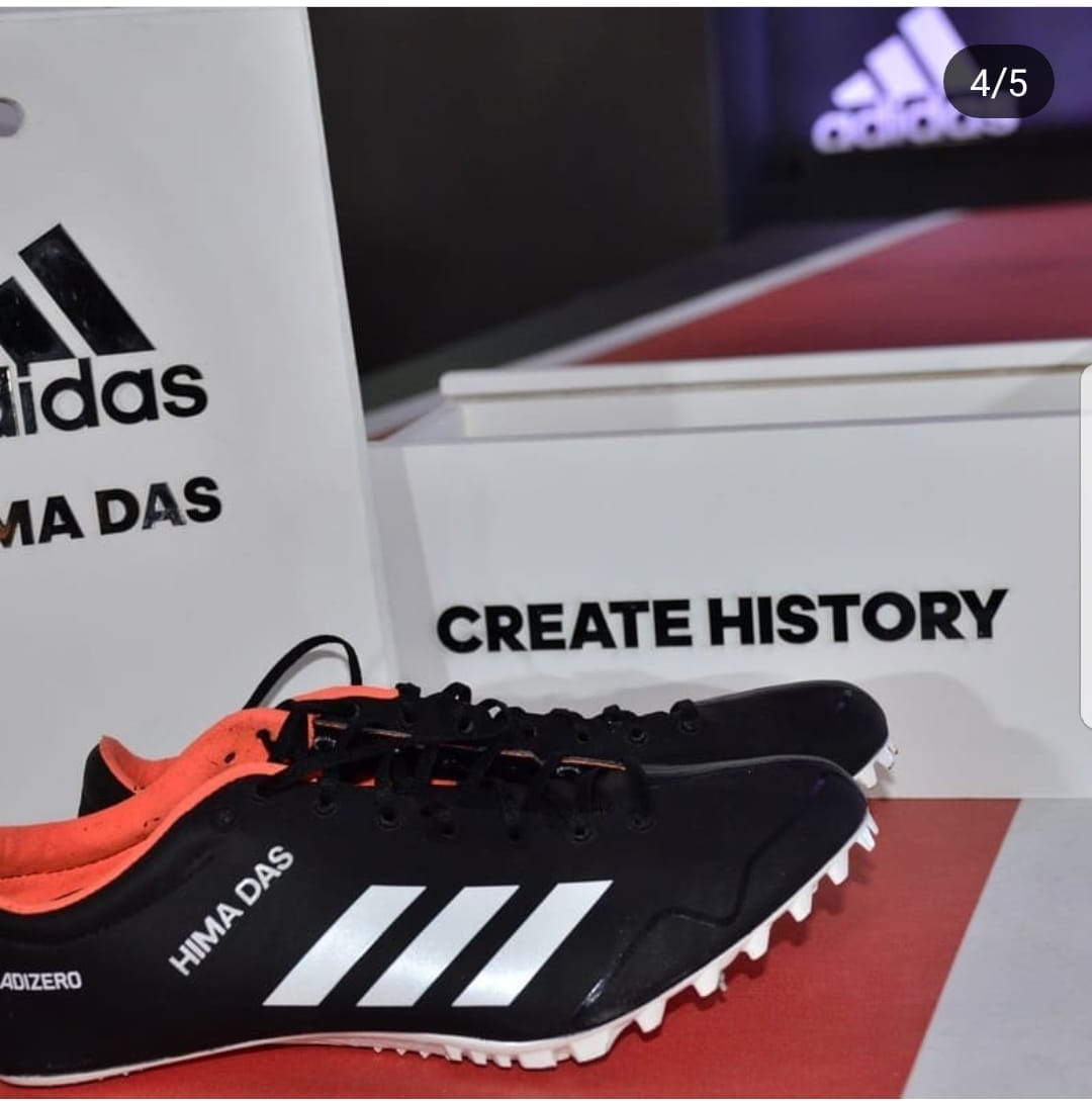 jigarceo's tweet image. यह कमाल का है।।                                         एक लड़की जिसके पास जूते खरीदने के लिए पैसे नहीं थे 😢😢 आज वर्ल्ड के सबसे बड़े जुते ब्रांड ने इसके नाम से जूते बना दिये है 👏👏👏 #