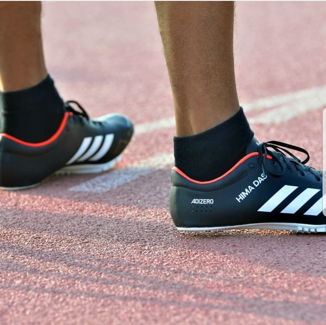 jigarceo's tweet image. यह कमाल का है।।                                         एक लड़की जिसके पास जूते खरीदने के लिए पैसे नहीं थे 😢😢 आज वर्ल्ड के सबसे बड़े जुते ब्रांड ने इसके नाम से जूते बना दिये है 👏👏👏 #