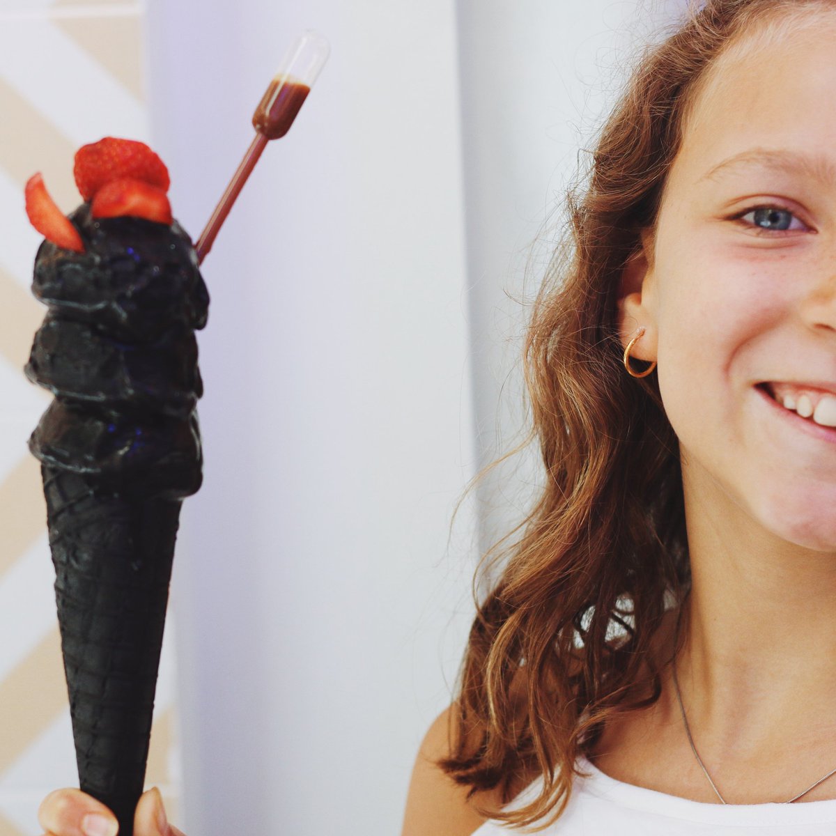 @n2labicecream EL LUGAR DONDE LOS SUEÑOS COBRAN VIDA

Es una nueva heladeria que está triunfando en chueca.
•
Elaboran sus helados en el momento con nitrógeno líquido, como en <a href="/MasterChef_es/">MasterChef</a>, lo que les aporta una cremosidad increíble.