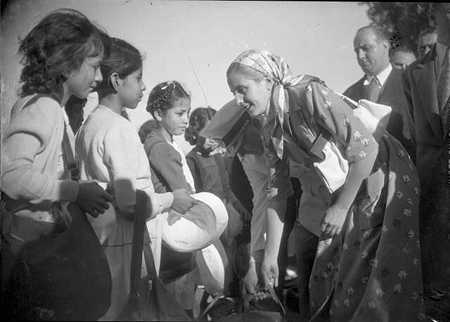 El pueblo la llama cariñosamente Evita, nada más que eso. 🌹♥️

#26Jul #EvitaEterna