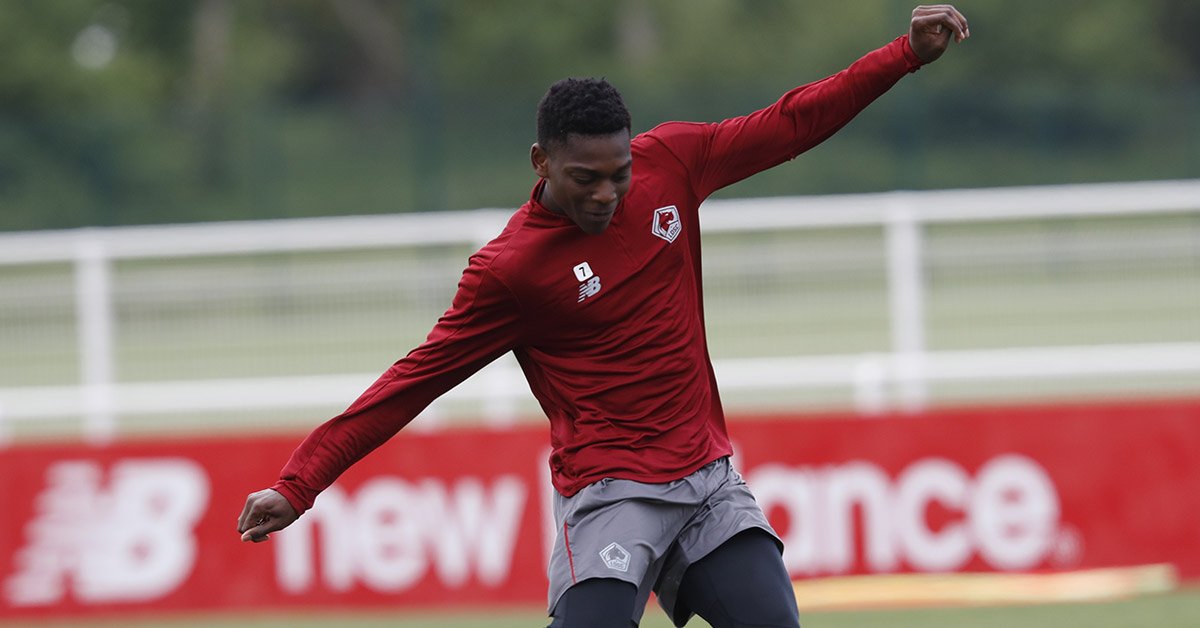 lequipe's tweet photo. Le Lillois Rafael Leao va s'engager cinq ans avec l'AC Milan pour 35 millions d'euros. Le jeune Portugais Tiago Djalo va faire le chemin inverse pour 5 M€ https://t.co/aYmmWLCcaD https://t.co/C8iSVSl4NO
