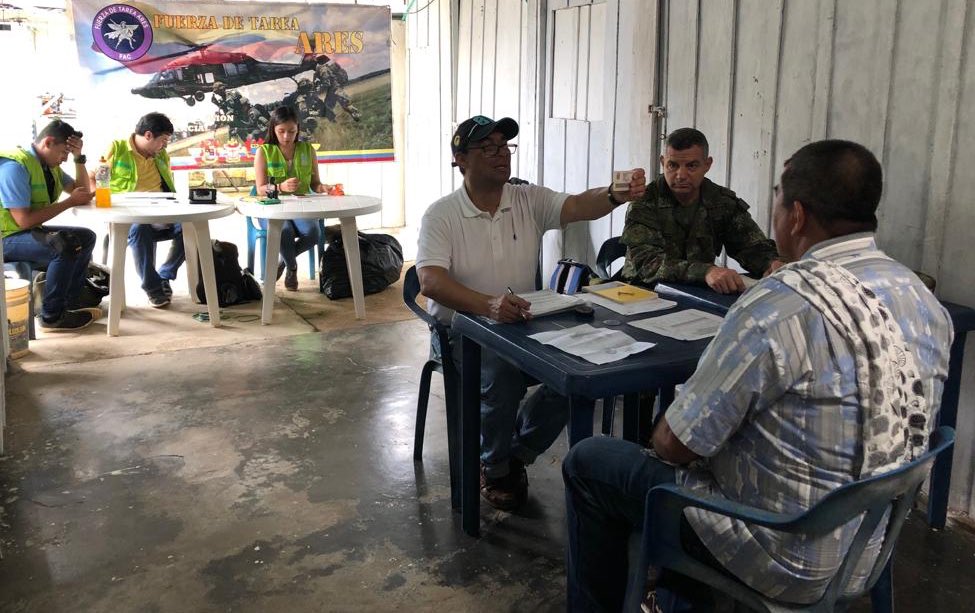 FuerzaAereaCol's tweet photo. Se completó la sexta jornada de pagos a campesinos del programa de sustitución de cultivos ilícitos en Vichada, labor apoyada por la @FuerzaAereaCol #FTCAres #GAORI ➡️ https://t.co/Gn6rWTZwWE https://t.co/tQcQWy9JOl