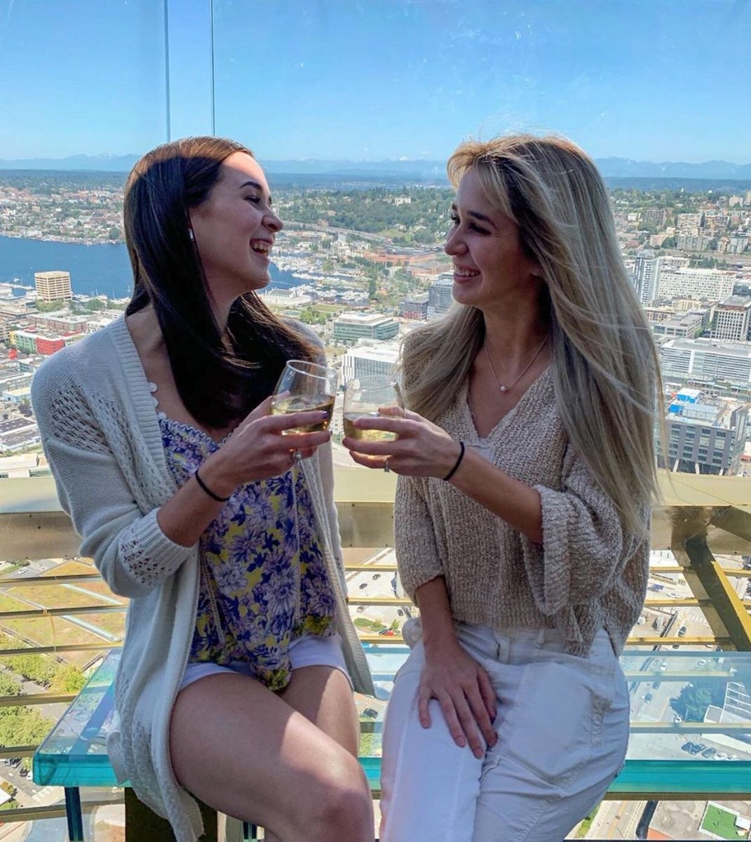 space_needle's tweet photo. Cheers to another gorgeous, Seattle weekend! 🥂 We are open from 8AM - Midnight. Come on up! 📸 mbrooketatum on Instagram #weekendsinseattle #cheerstotheweekend https://t.co/hqiAOSeY1A