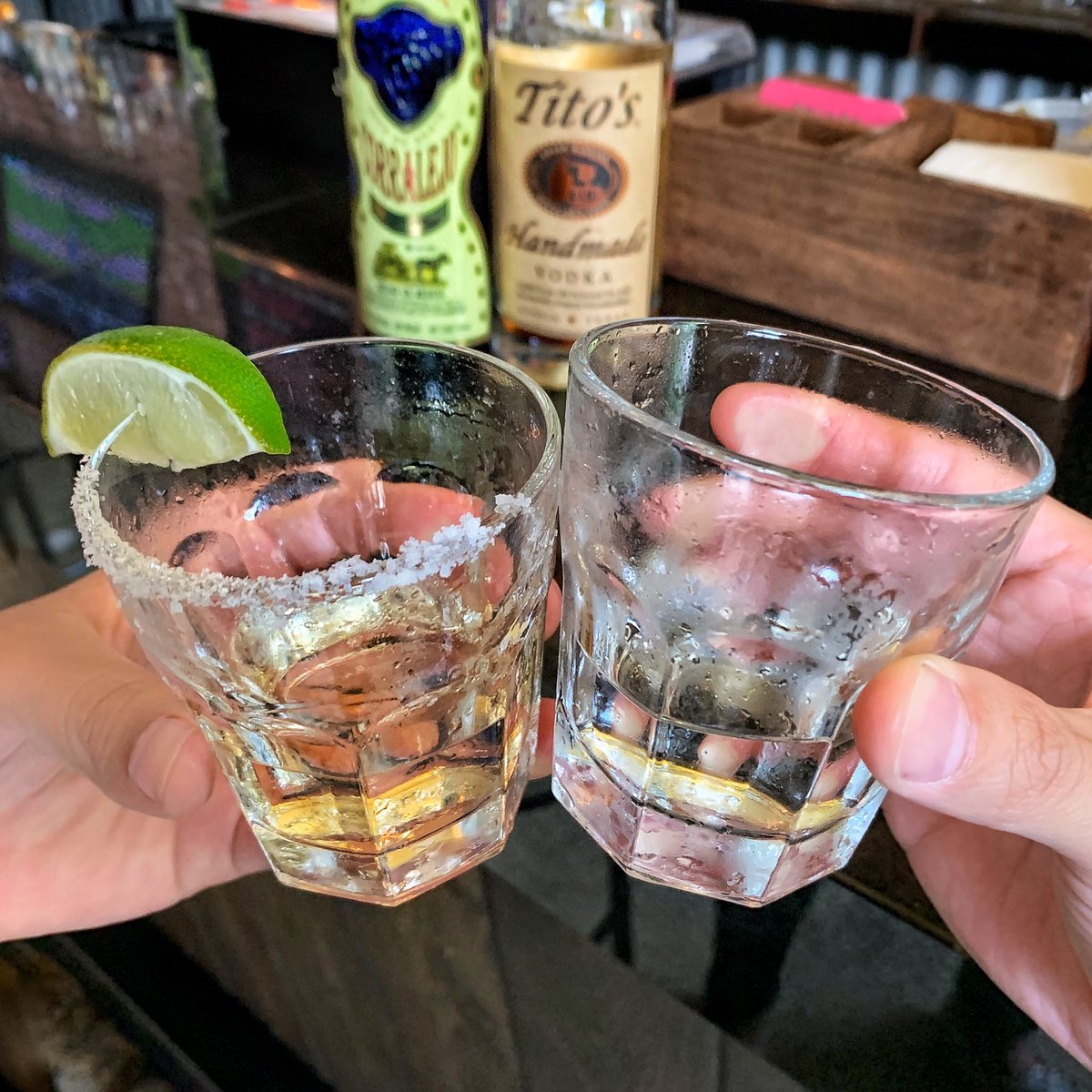 CHEERS to the weekend‼️🥃 Will you be spending your weekend at #KingsRowPub?