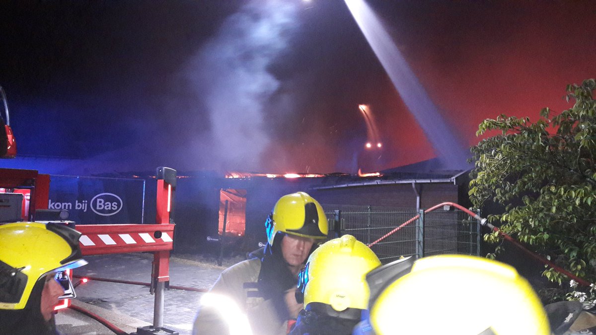 MichielStraub's tweet photo. Grote brand legt winkel aan de Kerkweg in #Brandwijk volledig in de as https://t.co/HjluiJGpY7