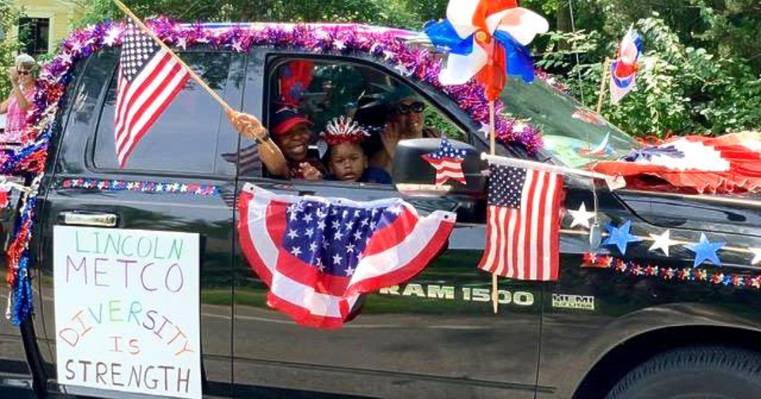 METCOIncHq's tweet image. This is what METCO patriotism looks like. #diversityisstrength Thanks Lincoln METCO Coordinating Committee for representing your proud tradition of #schoolintegration.