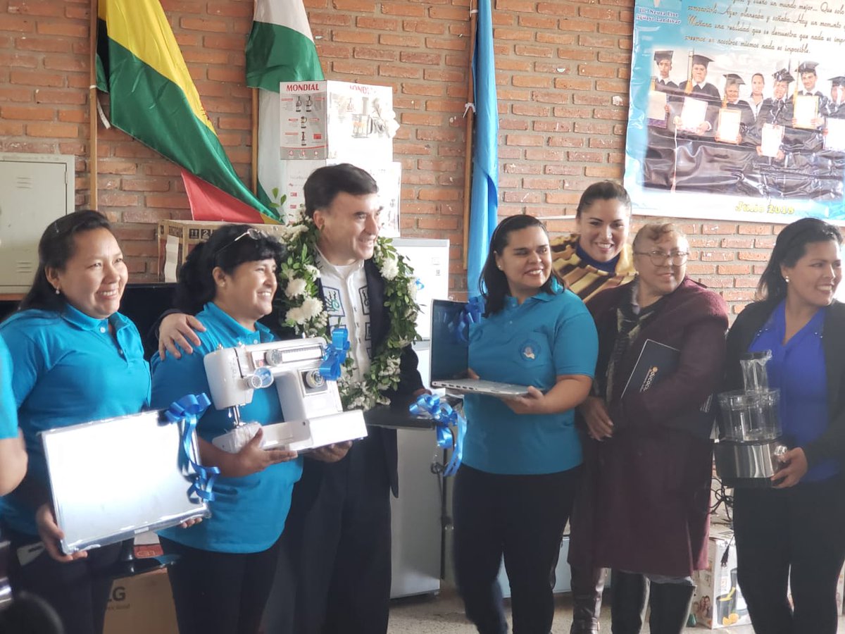 Canal_BoliviaTV's tweet photo. #BTVInforma | El ministro de la Presidencia, #JRQuintana a través de #Ademaf entregó equipamiento para el centro de educación especial "Manos para el mundo", donde se forman niños con capacidades diferentes.
Inf. Norah Gutiérrez - #BTV_SantaCruz https://t.co/TjpYP556pP