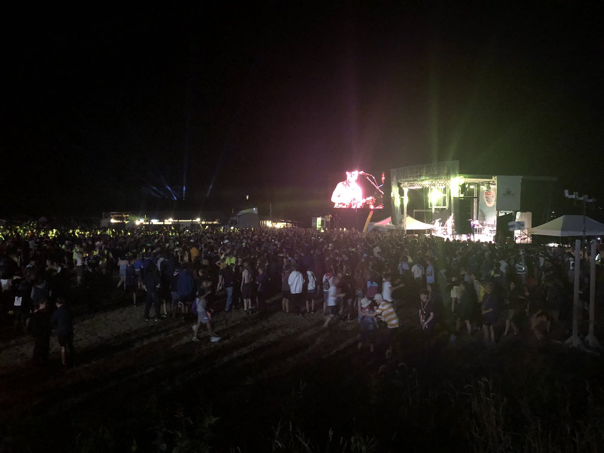 osakayouth's tweet photo. 【24WSJ ISTレポート⑫】
ウェストバージニアはとっても日が長く、9時くらいまで明るいまま。
なんとなく、明るい中晩御飯を食べるのは変な気持ちです🍔
そんな短い夜にも、色々と催し物があります。そのひとつがBUSHと呼ばれているサブキャンプのライブ。
夏は夜!
#ScoutJamboree #24WSJ #JapanIST https://t.co/dj1aHPen0A