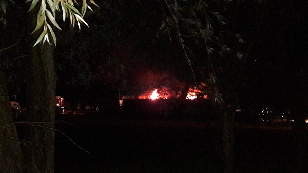MichielStraub's tweet photo. De brandweer verwacht nog wel een uur nodig te hebben voordat het sein brand meester kan worden gegeven. De verwachting is dat het dak zometeen instort. Dat maakt het blussen gemakkelijker. https://t.co/pKyCJCzLSP
