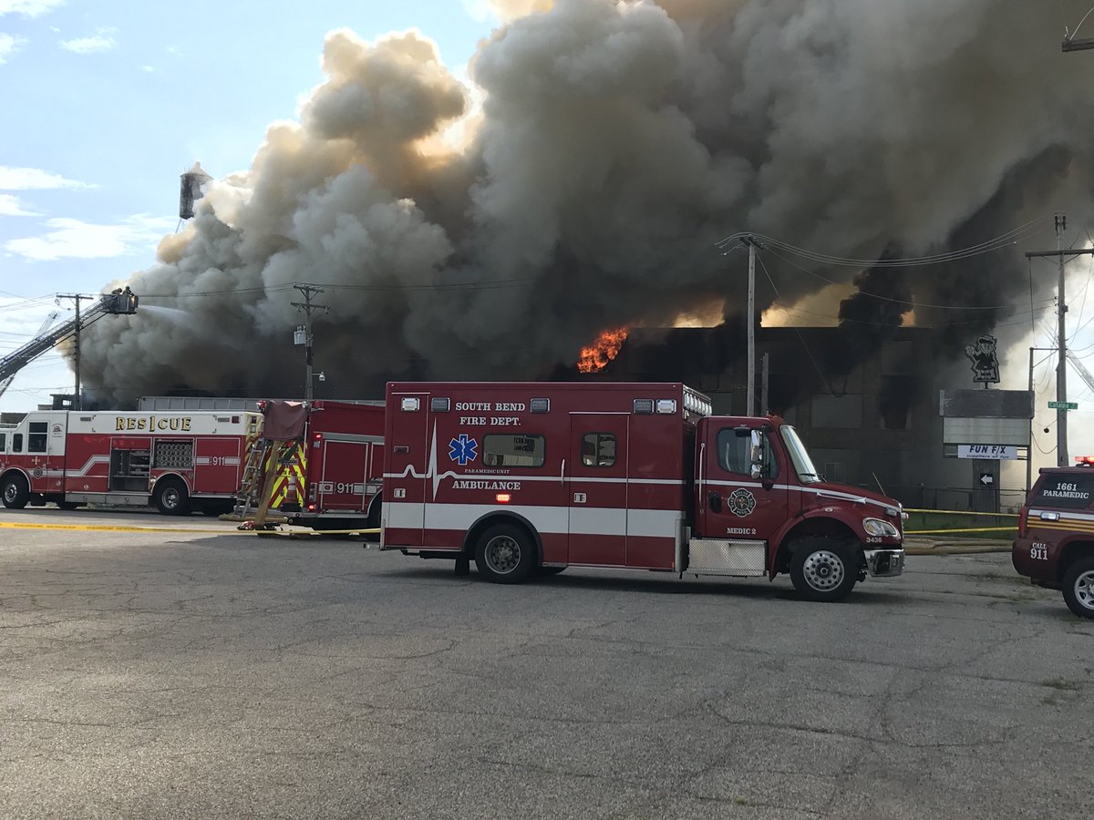 BruneyABC57's tweet photo. Crews are working tirelessly to put out a large fire at the Fun F/X building on Sample St in South Bend. I’m LIVE on @ABC57News with the latest. https://t.co/5Gv0RVgAuz