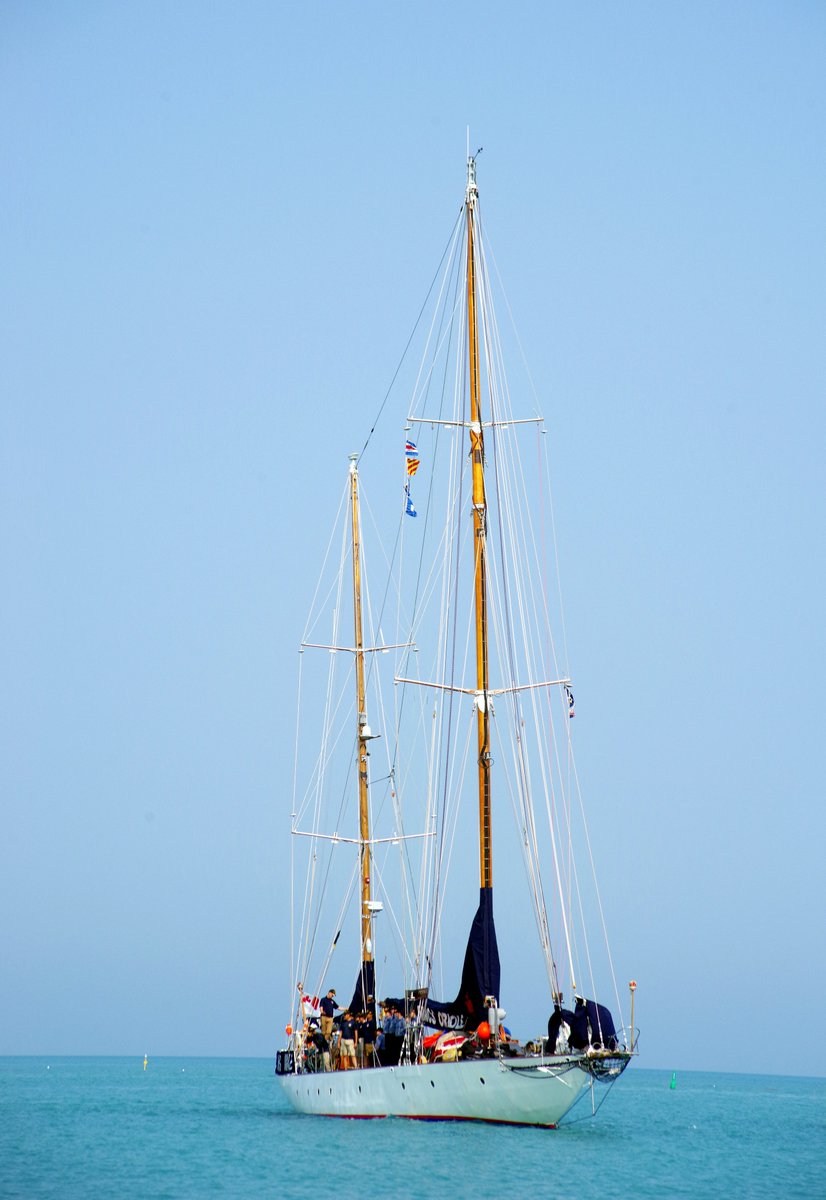 williams_emsie's tweet image. The @RoyalCanNavy is in #CanadasPrettiestTown @GoderichTourism ! Do you want to join the Navy? The #HMCSOriole and her crew will welcome you aboard. @GoderichSStar #PortOfGoderich